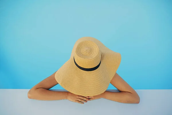 Стильная Молодая Женщина Шляпе Расслабляется Синем Бассейне Наслаждается Летним Отпуском — стоковое фото