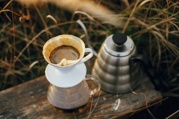 Alternativ Kaffe Brygges Utendørs Atmosfærisk Rustikk Tømming Varmt Vann Fra – stockfoto