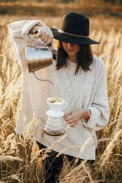 Hipster Mujer Vertiendo Agua Caliente Tetera Acero Gotero Frasco Vidrio — Foto de Stock