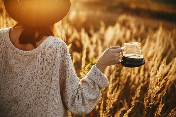 Hipster Woman Hat Holding Hot Coffee Glass Kettle Background Rural — Stock Photo, Image