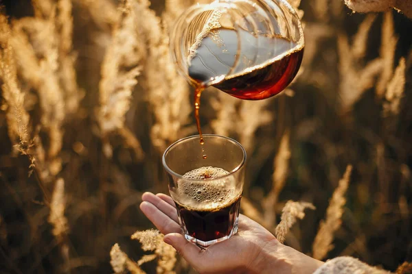 Reiziger Gieten Verse Hete Koffie Glazen Beker Achtergrond Van Zonnig — Stockfoto