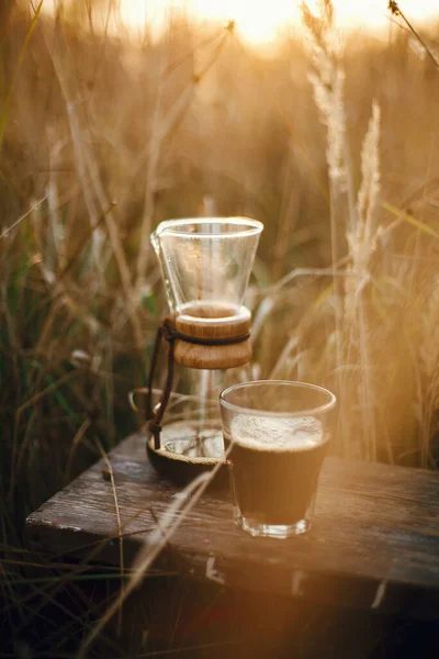 Gorąca Kawa Szklanej Filiżance Szklana Kolba Tle Słonecznym Ciepłym Świetle — Zdjęcie stockowe