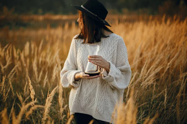 Café Alternativo Que Prepara Aire Libre Con Luz Soleada Mujer — Foto de Stock