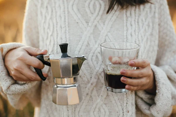 Alternatywna Kawa Warząca Się Podróży Hipsterka Trzymająca Gejzer Kawy Szklaną — Zdjęcie stockowe