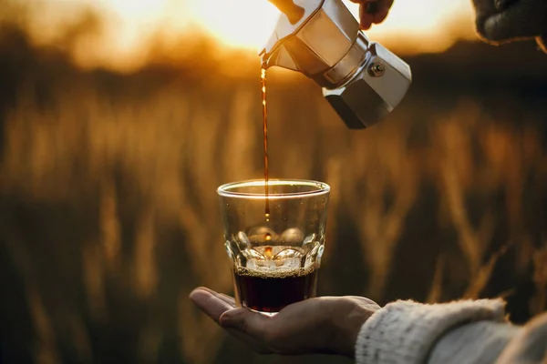 Hipster Wlewa Świeżą Gorącą Kawę Ekspresu Kawy Gejzera Szklanej Filiżanki — Zdjęcie stockowe