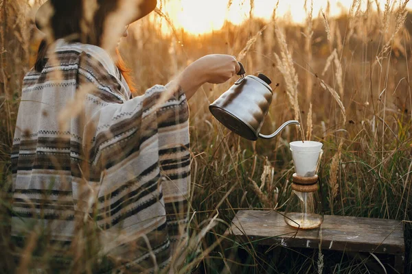 Alternative Coffee Brewing Outdoors Travel Hipster Woman Pouring Hot Water — Stock Photo, Image