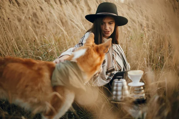 Alternativní Káva Vaření Cestování Hipster Cestovatel Objímající Svého Zlatého Psa — Stock fotografie
