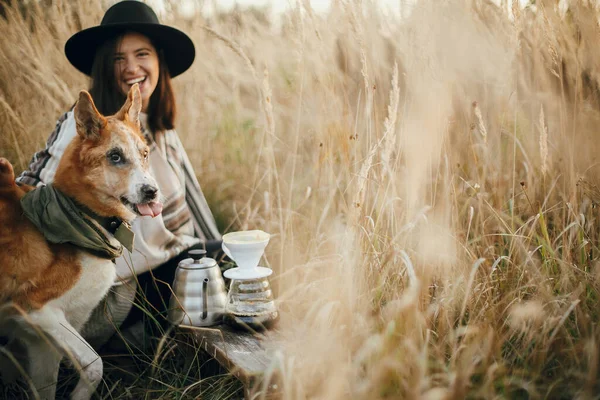 Elegante Viajero Hipster Sonriendo Con Divertido Perro Lindo Elaborando Café — Foto de Stock