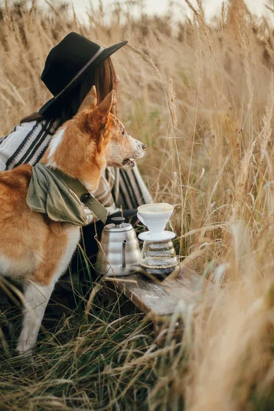 Hipster Ταξιδιώτη Αγκαλιάζει Χρυσό Σκυλί Της Κάθεται Φρέσκο Καφέ Ζυθοποιίας — Φωτογραφία Αρχείου