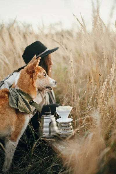 Hipster Reisende Umarmt Ihren Goldenen Hund Sitzt Bei Frischem Kaffee — Stockfoto