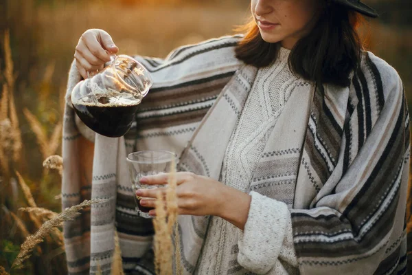 Mujer Hipster Sombrero Verter Café Caliente Fresco Taza Vidrio Sobre — Foto de Stock