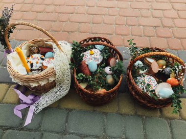 Paskalya sepetlerinde şık boyanmış yumurtalar, paskalya pastası, jambon, pancar, tereyağı, kilisede kutsanmak için kutsanmış ağaç dalları olan mum. Geleneksel Ortodoks Paskalya yemeği