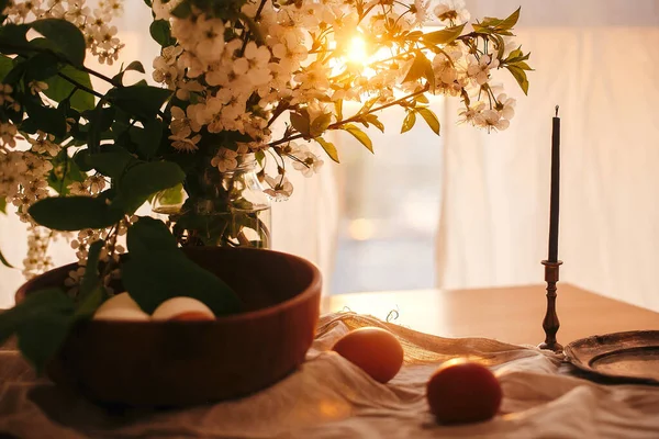 Natürliche Ostereier Und Kerze Warmen Licht Des Sonnenuntergangs Auf Rustikalem — Stockfoto