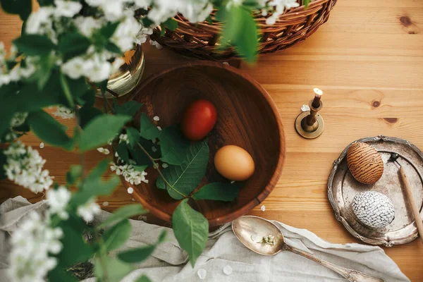 Selamat Paskah Stylish Perdesaan Rata Berbaring Telur Paskah Dengan Hiasan — Stok Foto