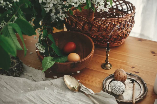 Elegantes Huevos Pascua Con Adornos Modernos Cera Huevos Teñidos Naturales —  Fotos de Stock