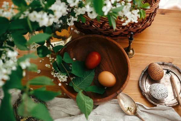 复活节零浪费 别致的复活节彩蛋 配有现代蜡装饰品和天然染色的彩蛋 放在带有白色春花 亚麻布的乡村木桌上 别致的乡村静谧生活 — 图库照片