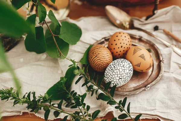 Природні Великодні Яйця Сучасними Восковими Прикрасами Старовинній Пластині Задньому Плані — стокове фото