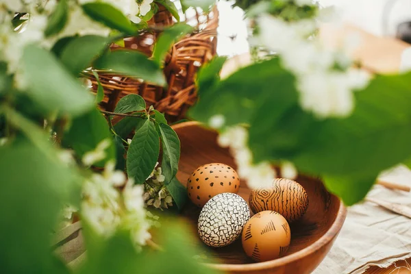 天然的复活节彩蛋 用蜡制在木制碗中 背景是柳条篮和木制桌子上的白色春花 复活节快乐乡村静谧的生活 生态假日 零废物 — 图库照片