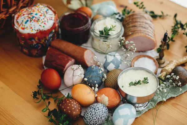Wielkanoc Nowoczesne Jaja Ciasto Wielkanocne Szynka Buraki Masło Ser Kiełbasy — Zdjęcie stockowe