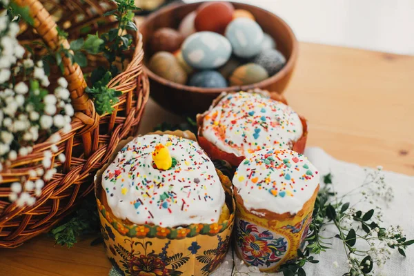 Traditionelle Osterspeisen Auf Rustikalem Tisch Hausgemachter Osterkuchen Ostereier Naturgefärbt Kerzen — Stockfoto