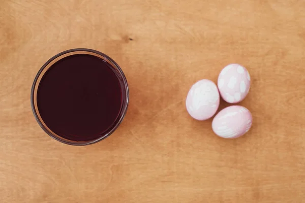 Frasco Vidro Com Cor Vermelha Beterraba Pastel Rosa Páscoa Ovos — Fotografia de Stock