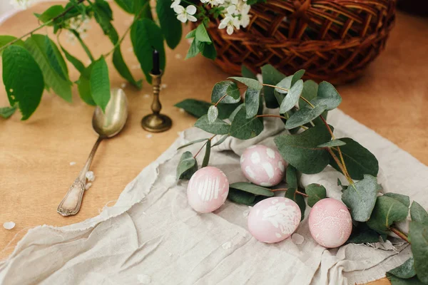 Okaliptüs Dallı Modern Paskalya Yumurtaları Kırsal Ahşap Masa Üzerinde Renkli — Stok fotoğraf