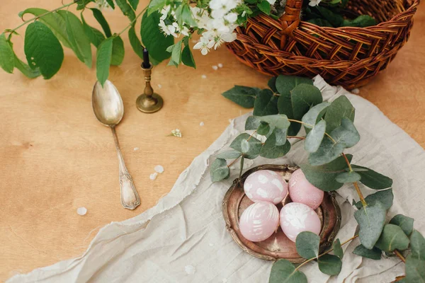 Huevos Pascua Modernos Con Rama Eucalipto Sobre Mesa Madera Rústica —  Fotos de Stock