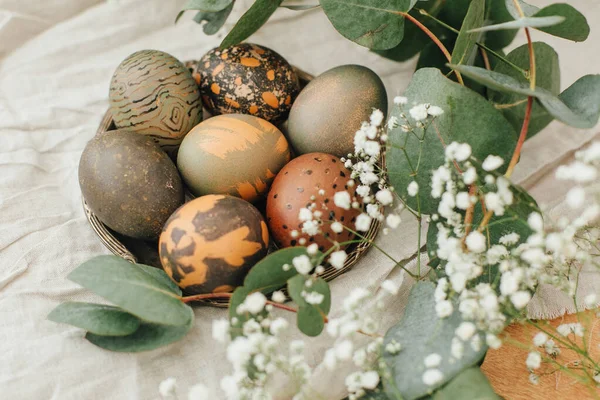 Huevos Modernos Pascua Con Flores Primavera Eucalipto Sobre Una Mesa —  Fotos de Stock