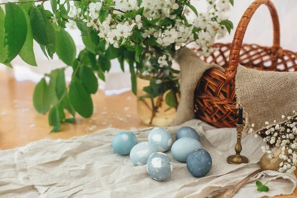 Moderne Paaseieren Rustieke Tafel Met Lentebloemen Mand Linnen Doek Stijlvol — Stockfoto