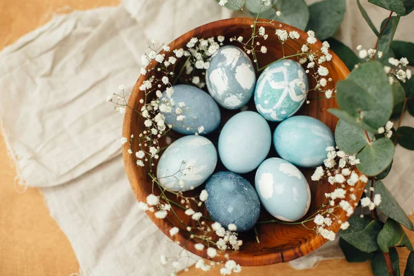 Счастливой Пасхальной Квартиры Современные Пасхальные Яйца Деревянной Чаше Весенними Цветами — стоковое фото