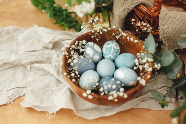 Счастливой Пасхи Современные Пасхальные Яйца Деревянной Чаше Весенними Цветами Эвкалиптом — стоковое фото