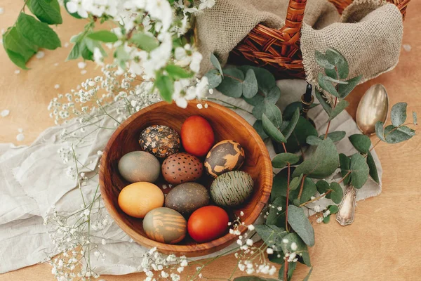 Modern Húsvéti Tojás Fából Készült Tálban Tavaszi Virágokkal Eukaliptusszal Rusztikus — Stock Fotó