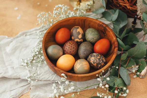 Праздником Пасхи Современные Пасхальные Яйца Деревянной Чаше Весенними Цветами Эвкалиптом — стоковое фото