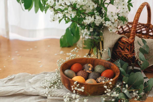 Ovos Páscoa Modernos Tigela Madeira Com Flores Primavera Eucalipto Mesa — Fotografia de Stock