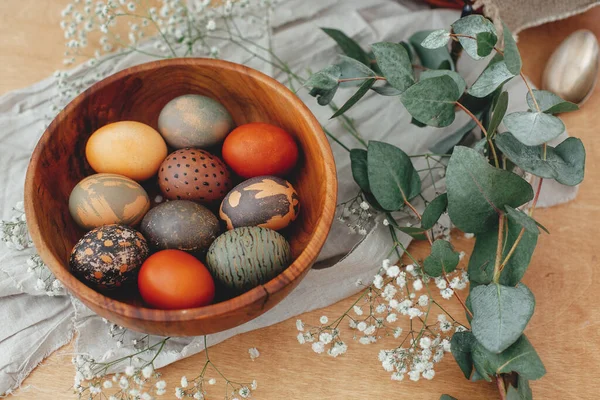 Moderne Uova Pasqua Ciotola Legno Con Fiori Primaverili Eucalipto Tavola — Foto Stock