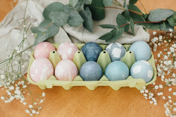 Easter Eggs Natural Dye Carton Tray Rustic Table Flowers Modern — Stock Photo, Image