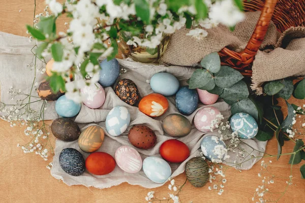 Καλό Πάσχα Πασχαλινά Αυγά Ρουστίκ Φόντο Καλάθι Ανοιξιάτικα Λουλούδια Και — Φωτογραφία Αρχείου