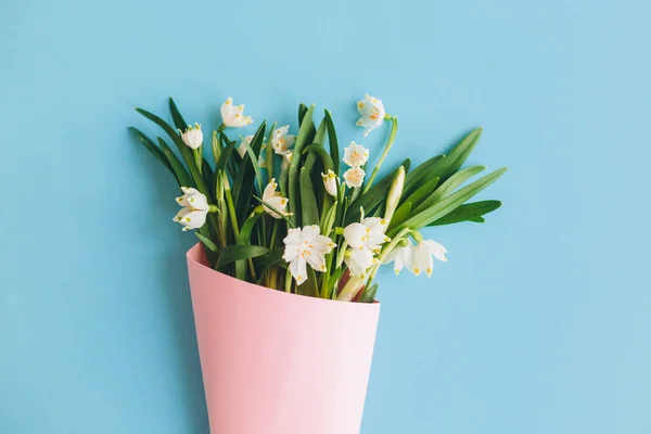 Bílé Jarní Květy Růžovém Kuželu Modrém Podkladu Ležely Dobrý Den — Stock fotografie