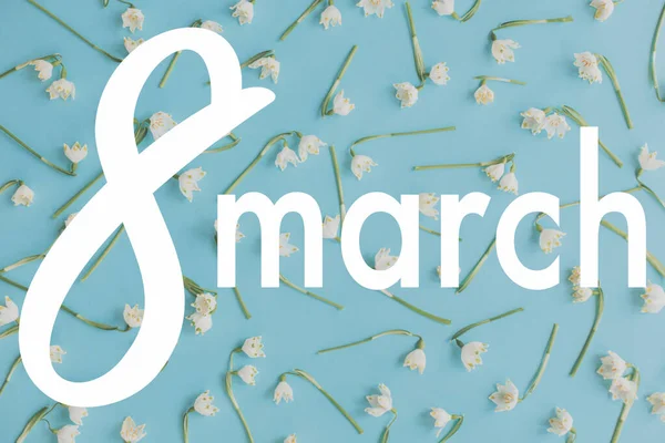 Gelukkige Vrouwendag Maart Tekst Verse Lentebloemen Blauwe Pastelachtergrond Stijlvolle Floral — Stockfoto