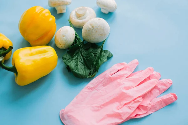 Belanja Yang Aman Karantina Sarung Tangan Merah Muda Dengan Sayuran — Stok Foto