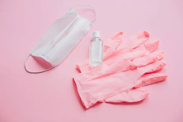 Roze Handschoenen Gezichtsmasker Ontsmettingsmiddel Fles Roze Achtergrond Plat Lay Blijf — Stockfoto