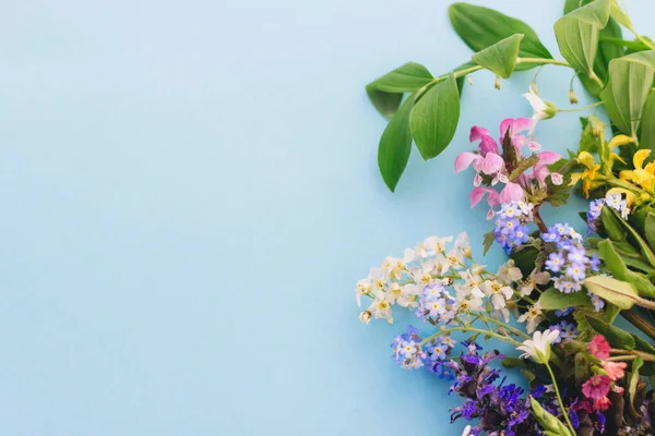 Gelukkige Moederdag Wildbloemen Kleurrijke Rand Blauwe Papieren Achtergrond Met Ruimte — Stockfoto