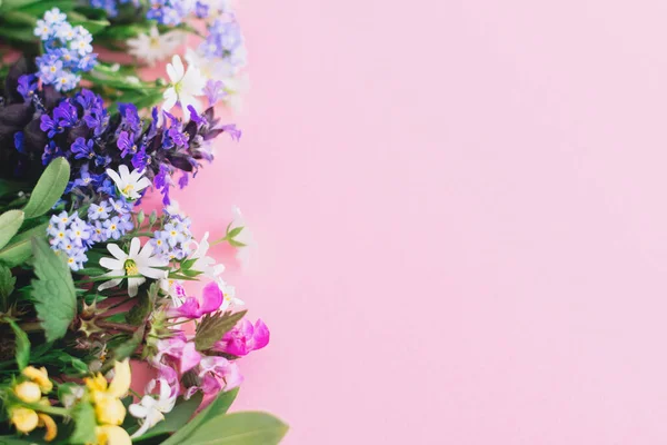 Kleurrijke Lente Wilde Bloemen Grens Roze Papier Achtergrond Ruimte Voor — Stockfoto