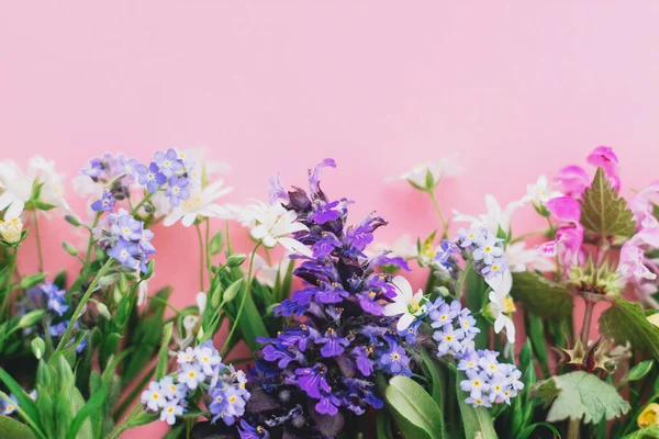 Wildbloemen Kleurrijke Rand Roze Papieren Achtergrond Vlak Lag Met Ruimte — Stockfoto