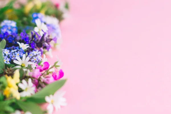Wildbloemen Kleurrijke Rand Roze Papieren Achtergrond Met Ruimte Voor Tekst — Stockfoto