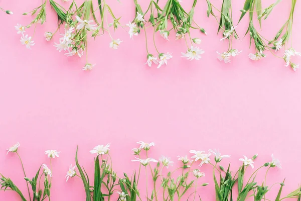 Gelukkige Moederdag Concept Wildflowers Frame Roze Papieren Achtergrond Plat Gelegd — Stockfoto