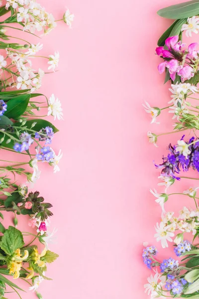 분홍색 배경에 색깔의 들꽃들 만발하여 지면에 수있게 있었다 주형을 이룬다 — 스톡 사진