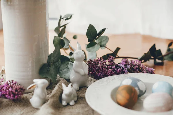 Œufs Pâques Élégants Sur Assiette Vintage Lapins Blancs Fleurs Lilas — Photo