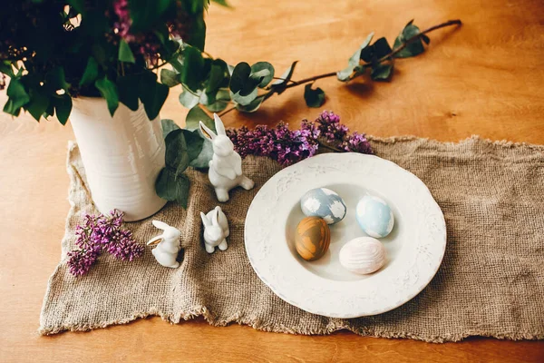 Stylové Velikonoční Vajíčka Vinobraní Talíře Bílé Králíčky Šeříkové Květy Rustikální — Stock fotografie