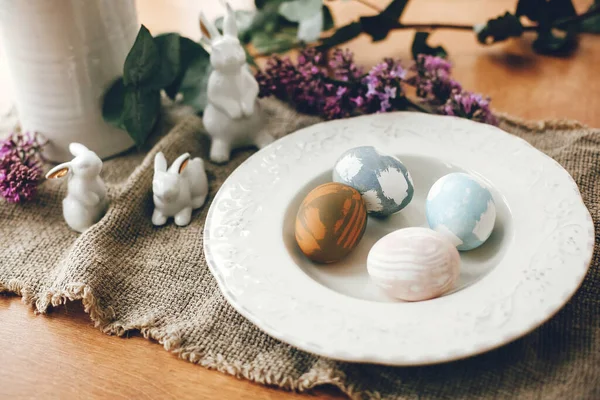 Stijlvolle Paaseieren Vintage Bord Witte Konijnen Lila Bloemen Rustieke Stof — Stockfoto